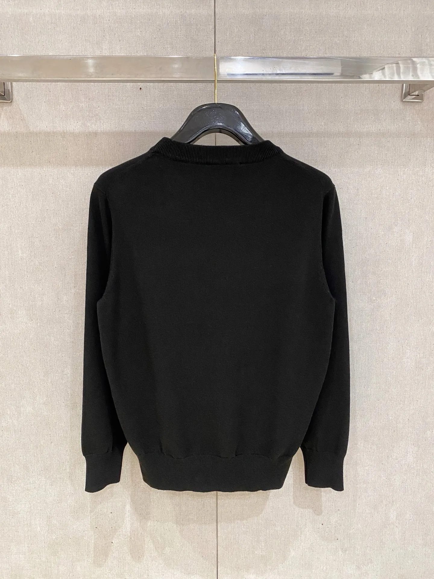 P110，〖 𝐌𝐎𝐍𝐂𝐋𝐄𝐑~ 〗 Premium Series Premium Factory Quality 、 、 ： Black White Sizes：M L XL 2XL 3XL